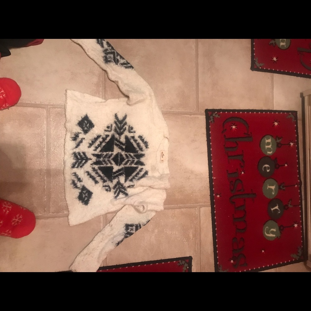 Very cute hollister fuzzy snowflake sweater fuzzy and cropped style